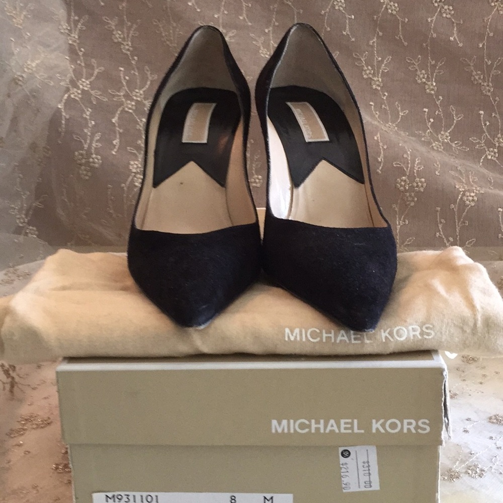 Classic black suede pump